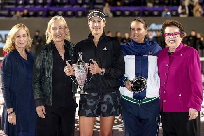 With the Peng drama unfolding in the background, Spain’s Garbiñe Muguruza won the WTA Finals in Guadalajara. She posed with Evert, Navratilova, Conchita Martínez and King.